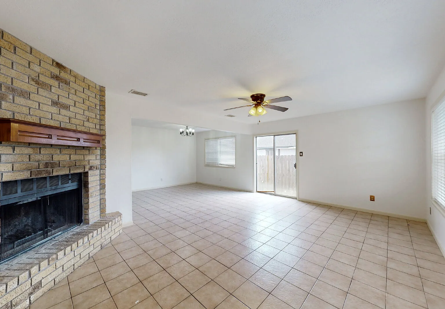3 bed, 2.0 bath, 1410 sqft, $1,850 — Photo 2