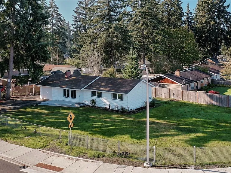12208 Edgewood Ave SW — Photo 3