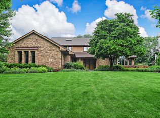 15 Hidden Lake Dr, Burr Ridge, IL 60527