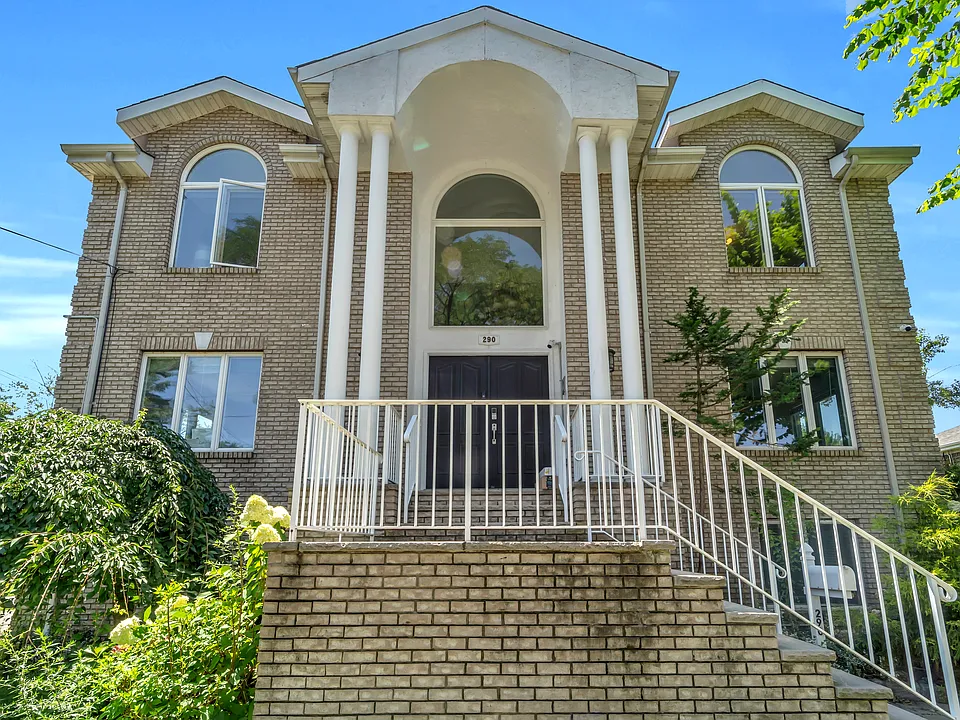 290 Mohegan Way