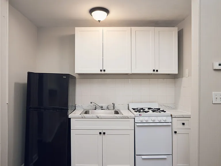 887 Myrtle St NE — Photo 3