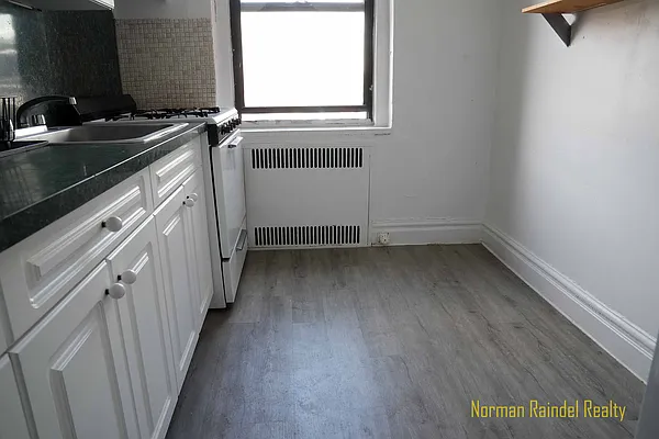 Rented by Norman Raindel, LREB | media 37