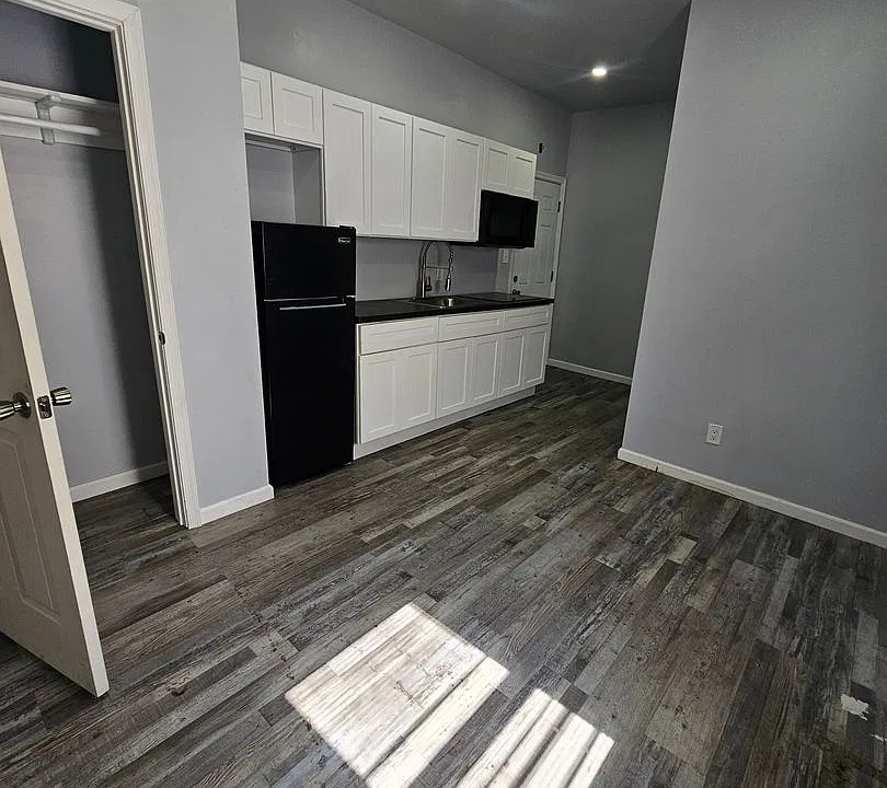 427-429 W Queen Ln
