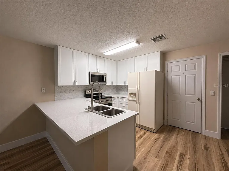 12718 Somerset Oaks St — Photo 3