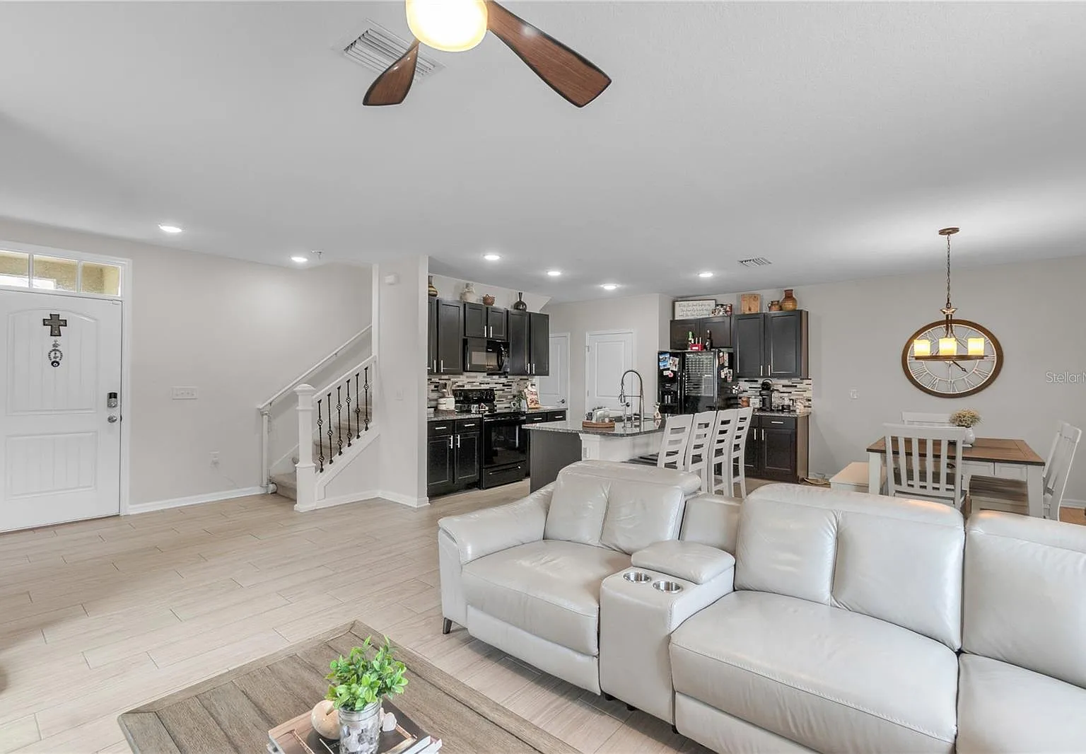 3 bed, 2.5 bath, 1682 sqft, $2,490 — Photo 3