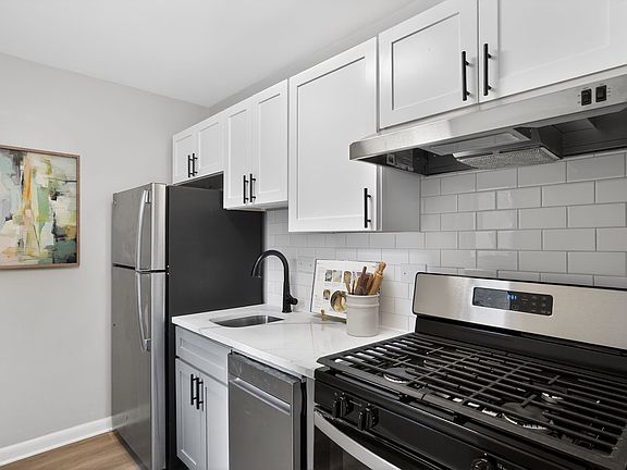 Welcome to Merrill House Apartments, where modern design meets everyday convenience. Take a look at our sleek kitchens featuring stainless steel appliances and contemporary finishes. Elevate your lifestyle todayschedule a tour now!