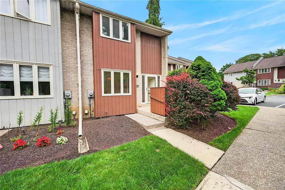 2 bed, 2.5 bath, 1586 sqft, $2,350 — Photo 1