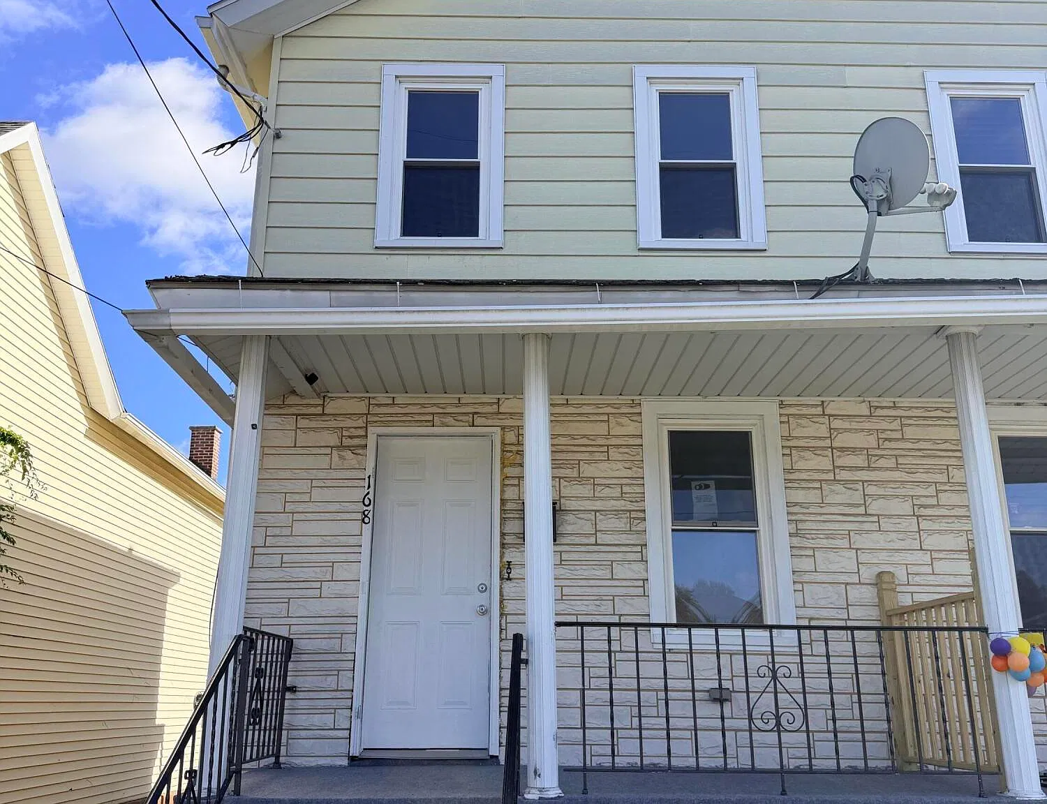 3 bed, 1.0 bath, 1300 sqft, $1,400 — Photo 1