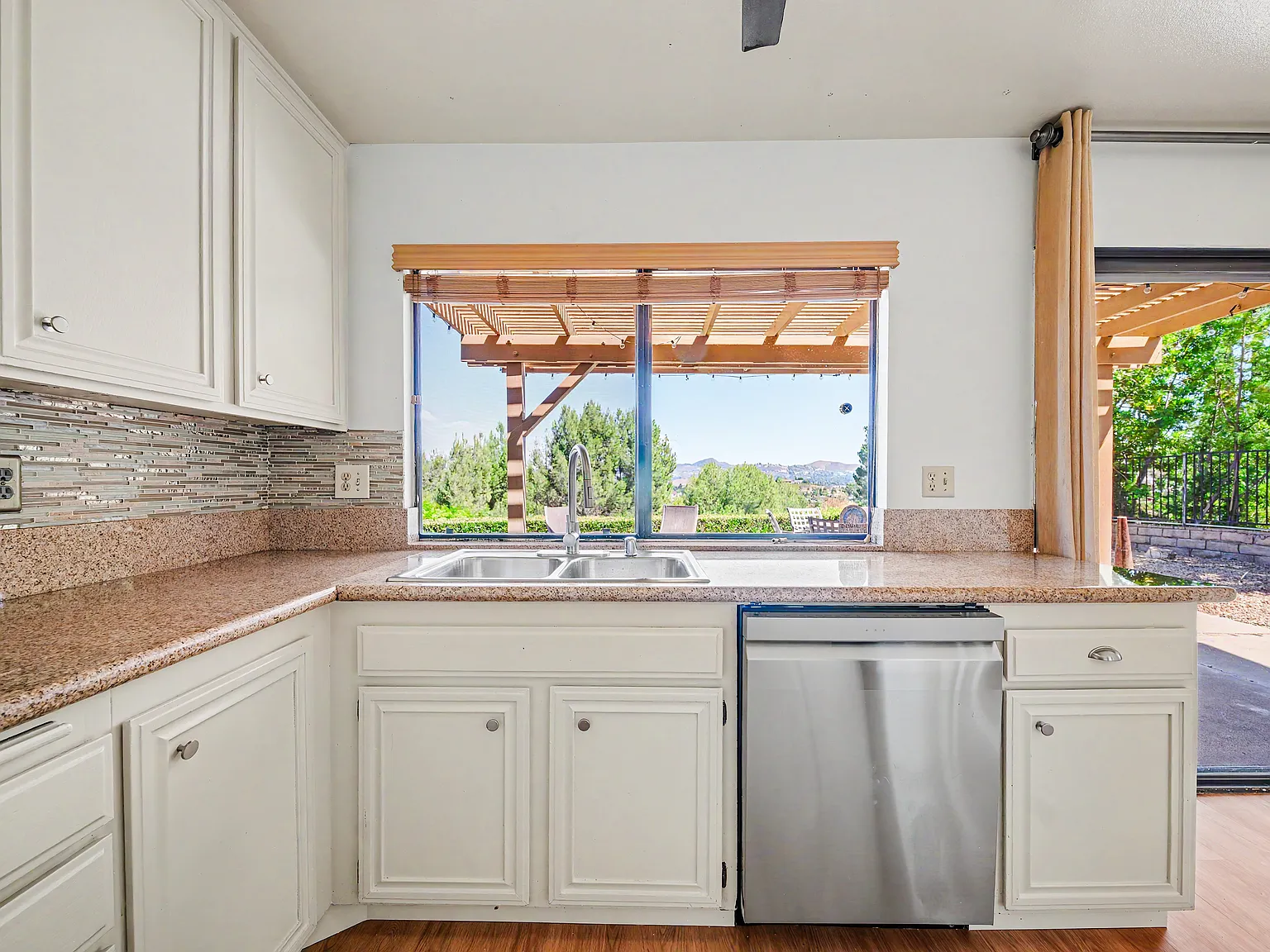 4 bed, 2.5 bath, 2116 sqft, $4,950 — Photo 3