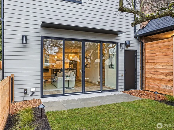 32 6th Street S #B, Kirkland, WA 98033