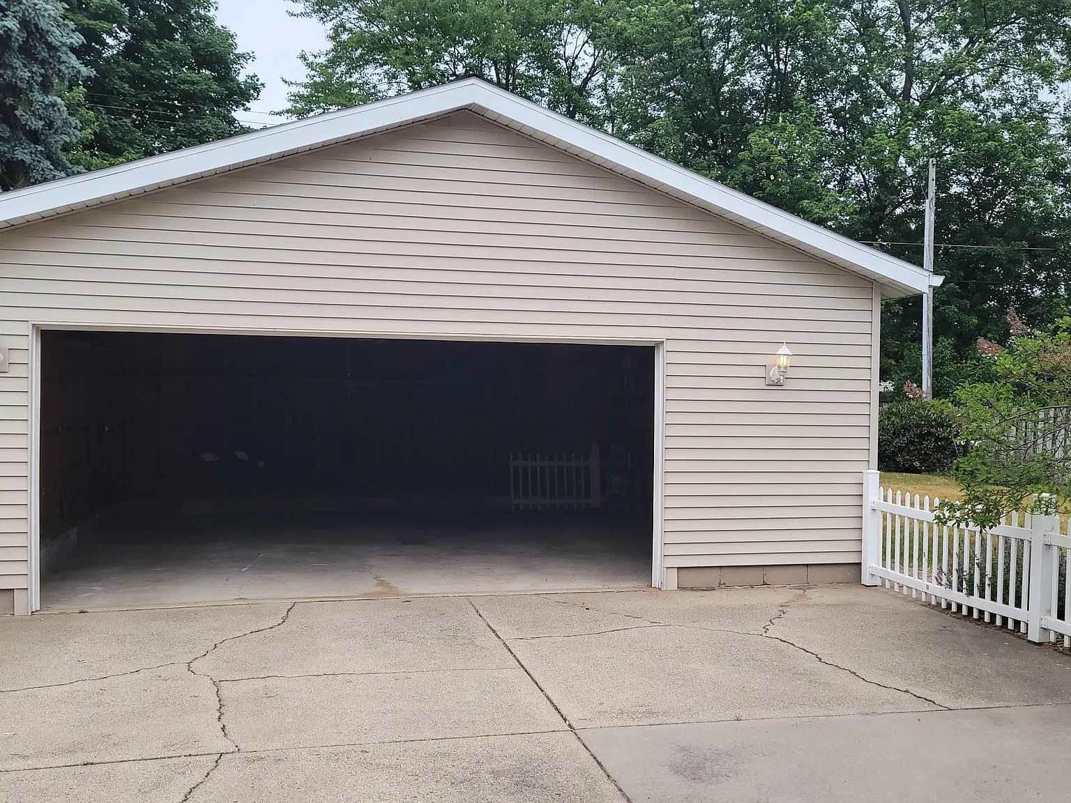 3 bed, 2061 sqft, $2,350 — Photo 3