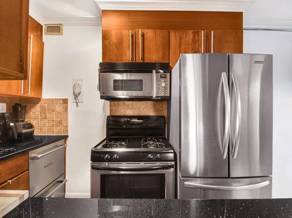 175 Adams Street image 4 of 9