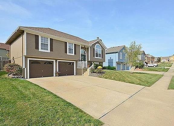 3rd image of 210 Hampton Dr
