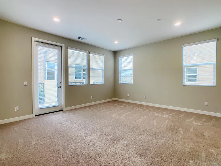810 Beacon — Photo 11