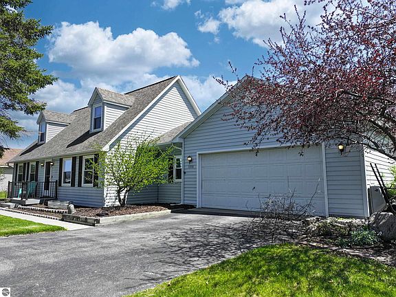 2nd image of 1376 Farmington Dr