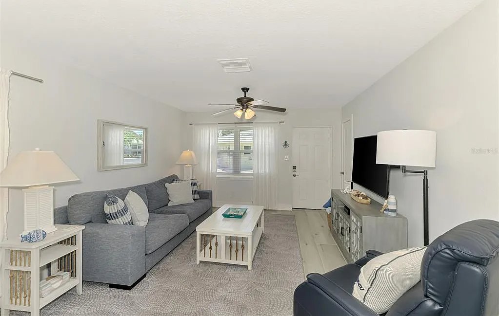 2 bed, 2.0 bath, 896 sqft, $7,500 — Photo 3