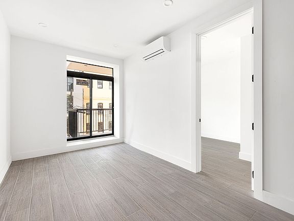 4th image of 388 Cornelia St APT 4
