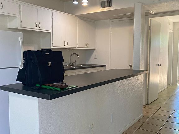 Long kitchen breakfast nook, place for 4 bar stools...