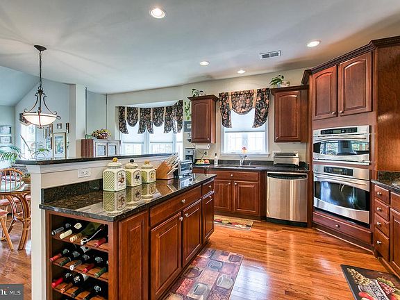 Gourmet kitchen - Check out the Wine Rack