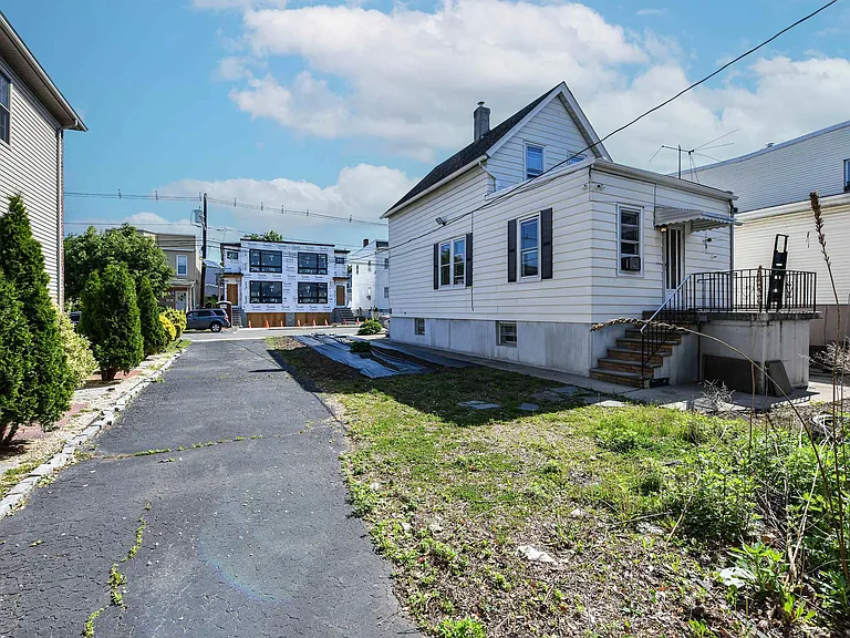 241 Maple St — Photo 28