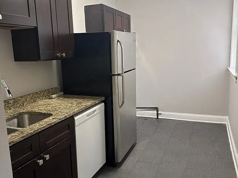 SPACIOUS 2 BEDROOM APARTMENTS AVAILABLE — Photo 55