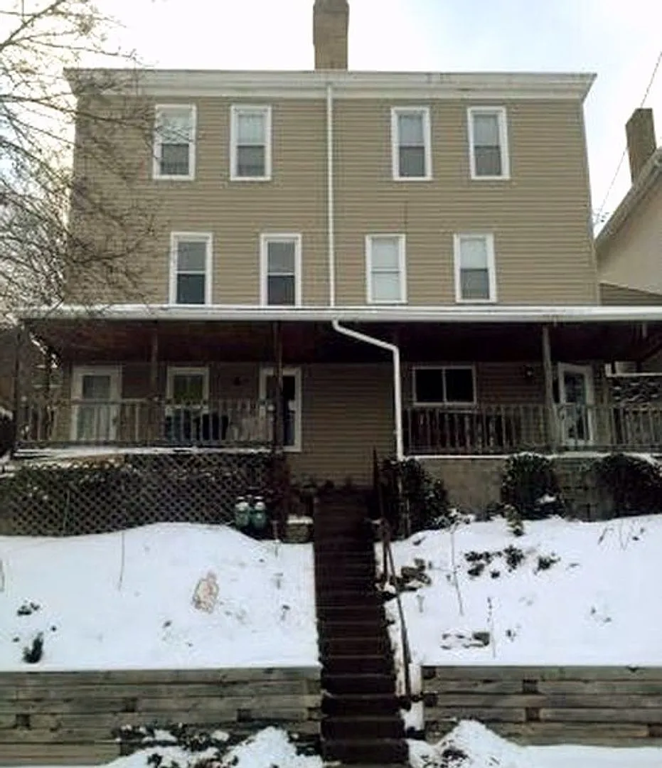Huge 2 Bedroom in Mt Washington! Available Now! — Photo 1
