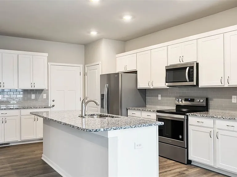 2408 SW Plaza Pkwy — Photo 2
