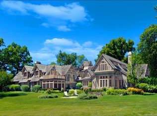 275 N Mayflower Rd, Lake Forest, IL 60045