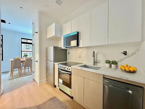 3rd image of 307 W 39th St #5A