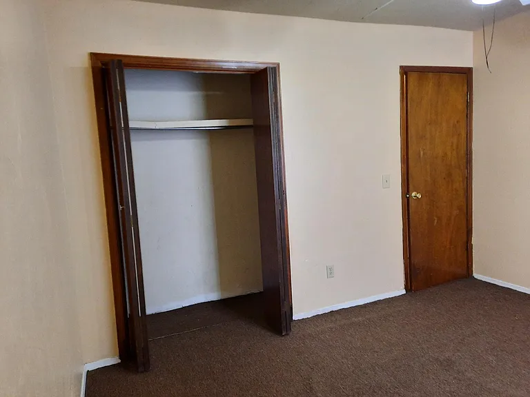 812 E Walnut St — Photo 23