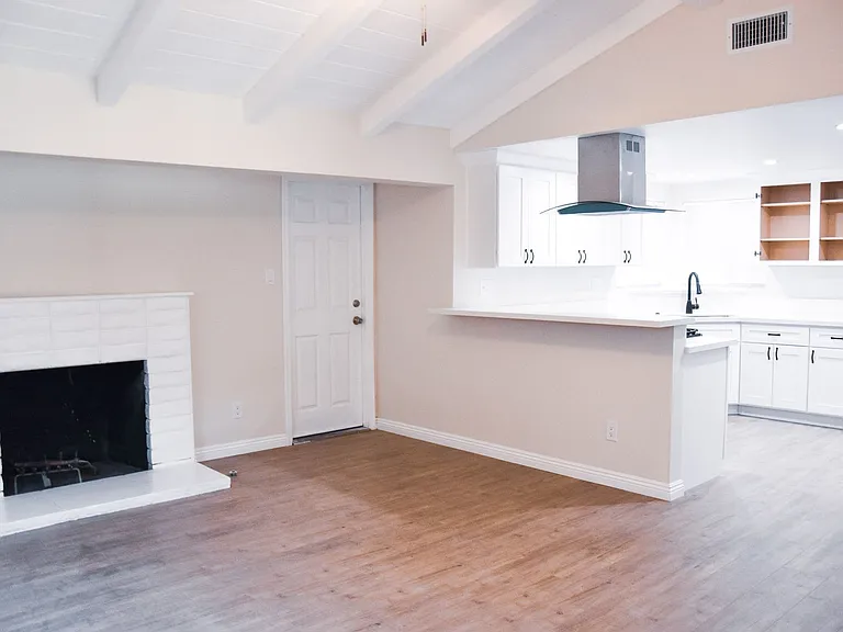 2318 E Coolidge Ave — Photo 6