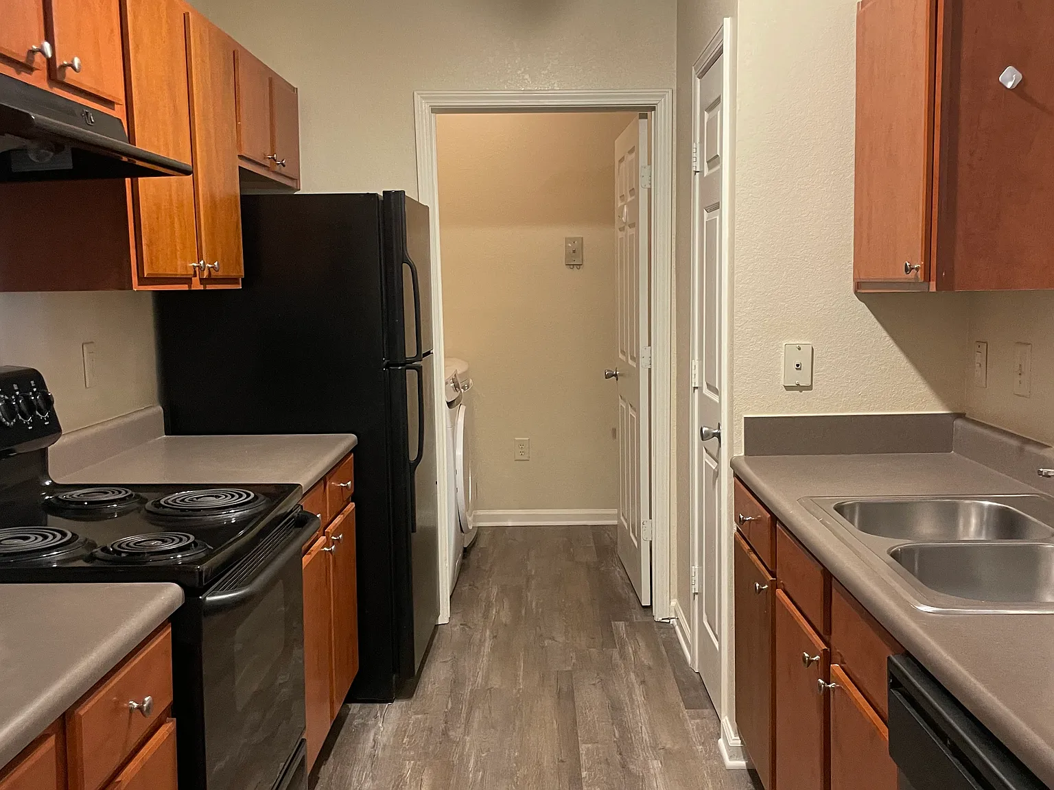 2 bed, 2.0 bath, 1049 sqft, $1,600 — Photo 2