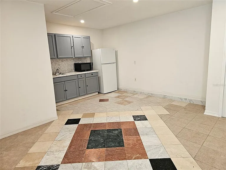 557 Eagle Ct — Photo 9
