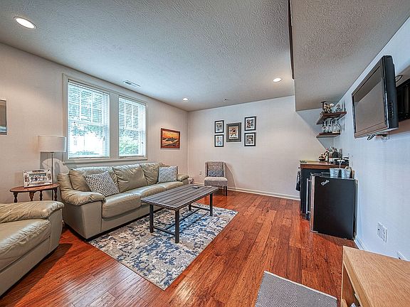 4th image of 212 College Ave