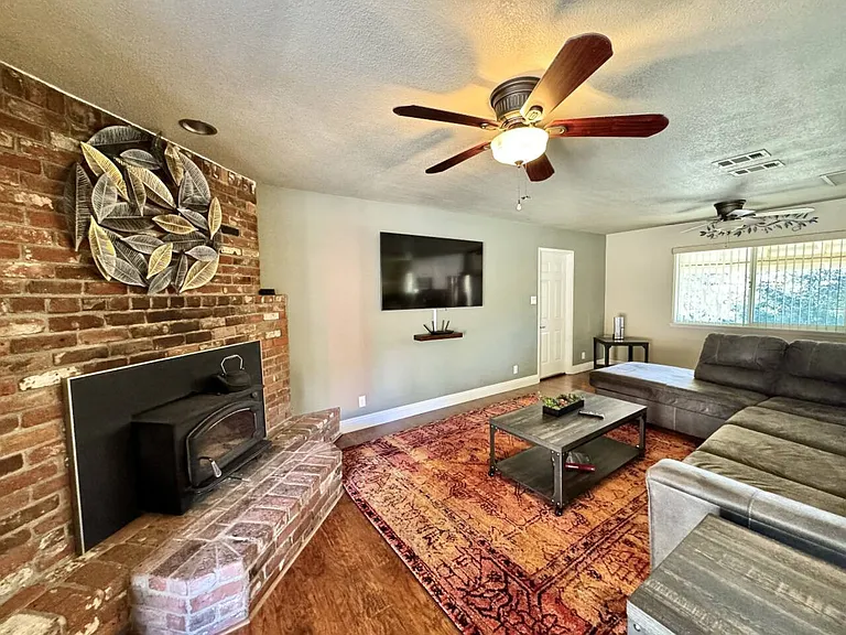 Crestview Dr — Photo 4