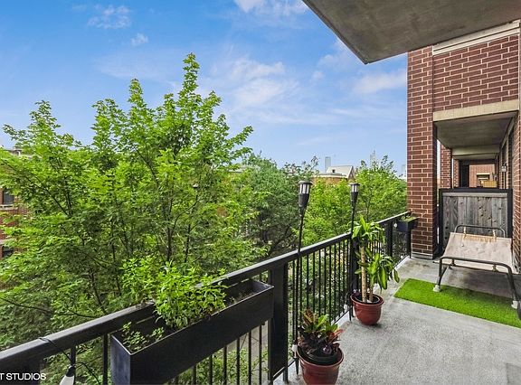 3rd image of 833 W 15th Pl Unit 306