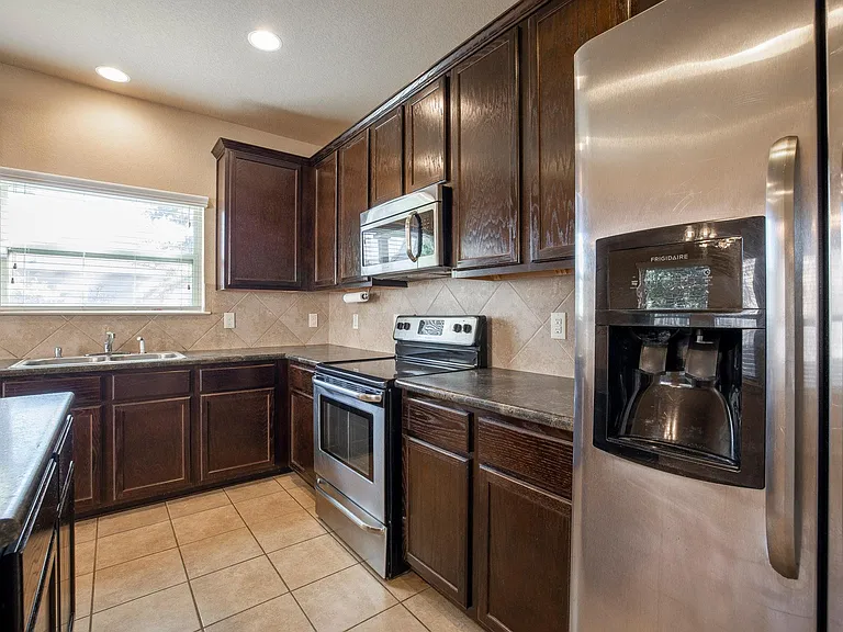 433 Stonebrook Dr — Photo 29