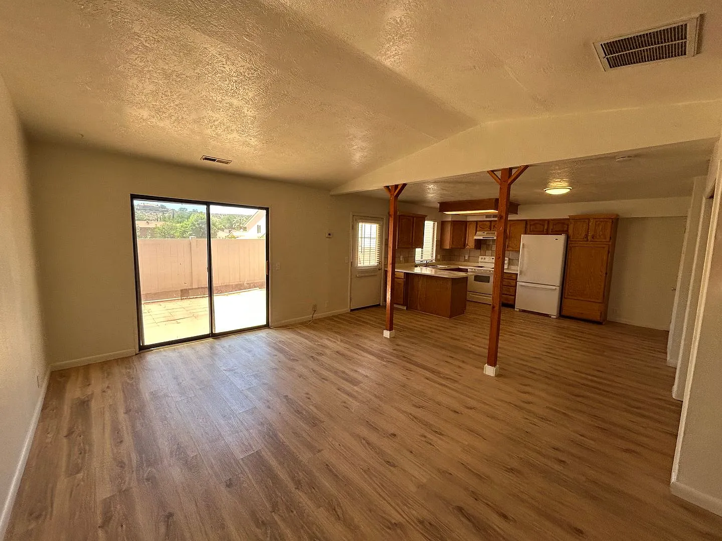 Available September 25th! 3 bed, 2.5 bath, 2 car garage for rent — Photo 2