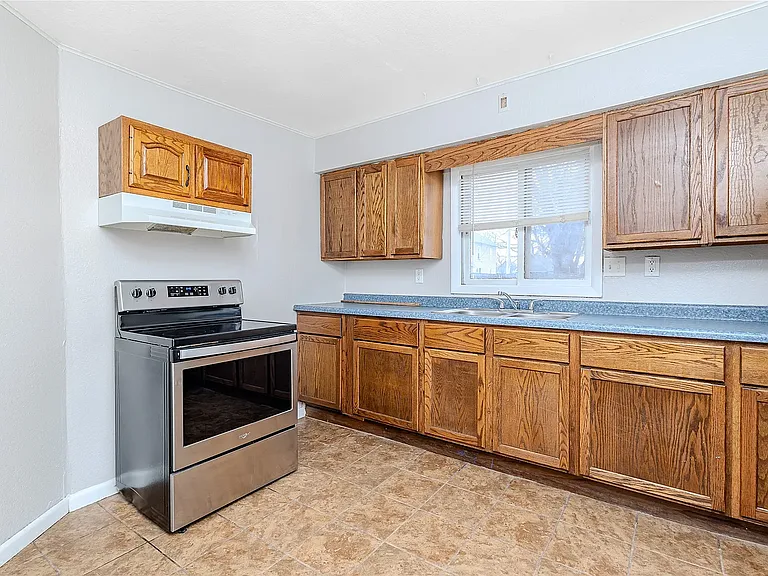 1241 E 17th Ct — Photo 11