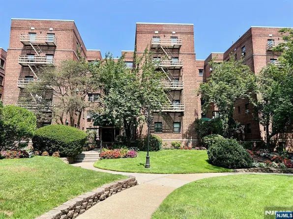 2337 Hudson Ter APT C11, Fort Lee, NJ 07024