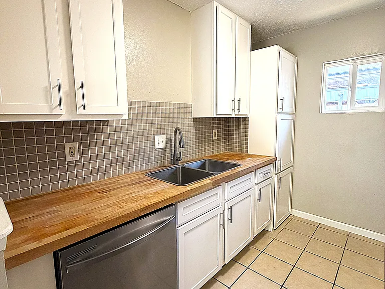 2105 Coach Dr — Photo 7