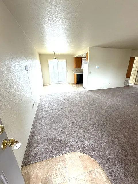 2 bed, 1000 sqft, $1,350 — Photo 2
