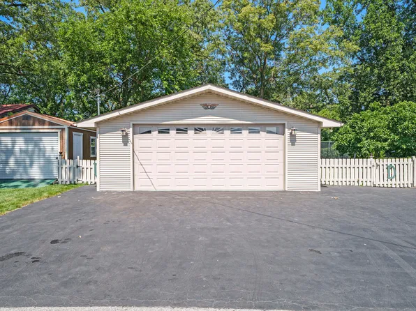 224 Island Dr, Lowell, IN 46356