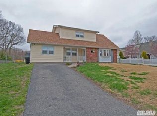 8 Brightview Dr, Rocky Point, NY 11778
