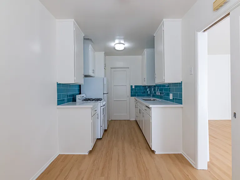 Gayley Manor Apartments — Photo 37