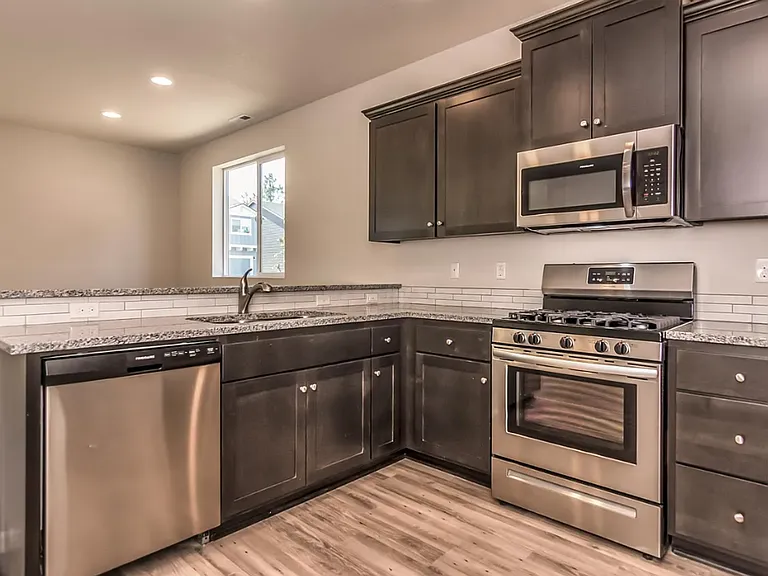 20527 SE Cameron Ave — Photo 2