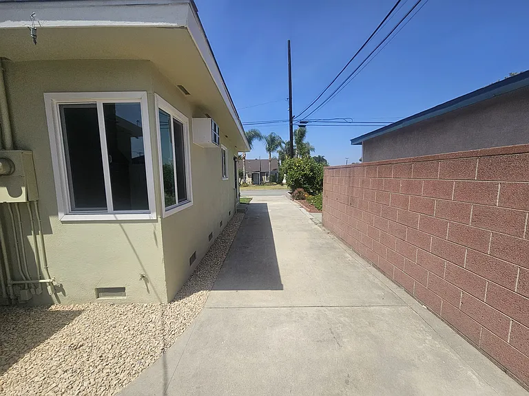 8552 Devenir Ave — Photo 22