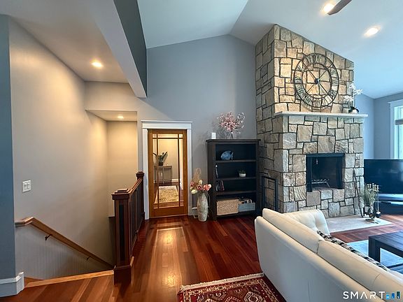 4th image of 160 Peck Hill Road