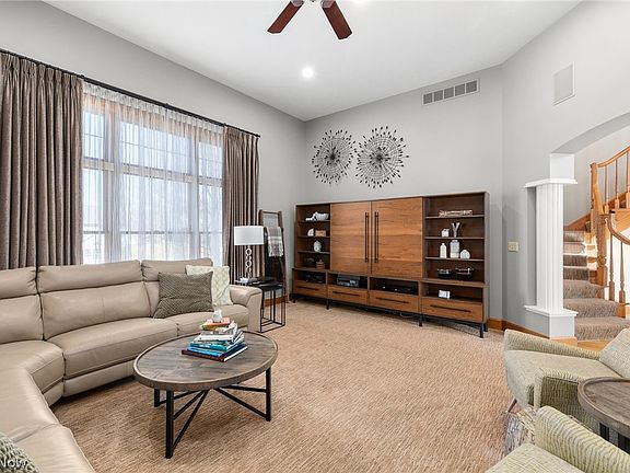 5th image of 1114 Surrey Cir