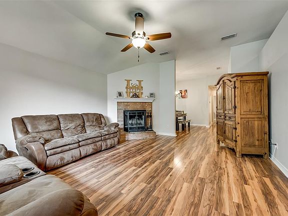 3rd image of 366 River Oaks Ln